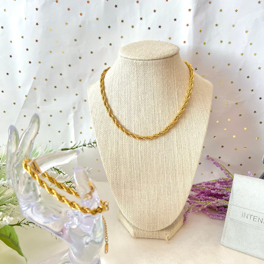 ASTER NECKLACE