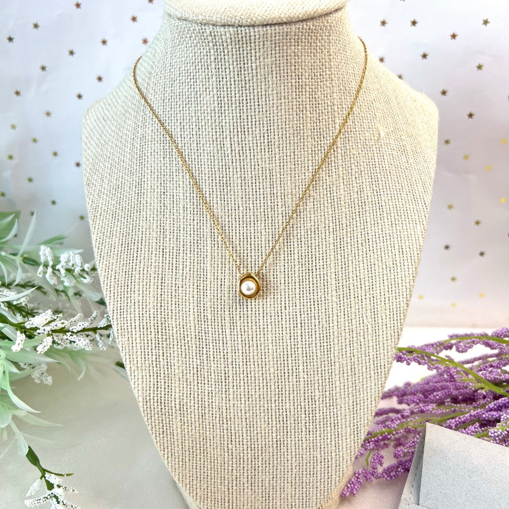 UNIQUE PEARL NECKLACE