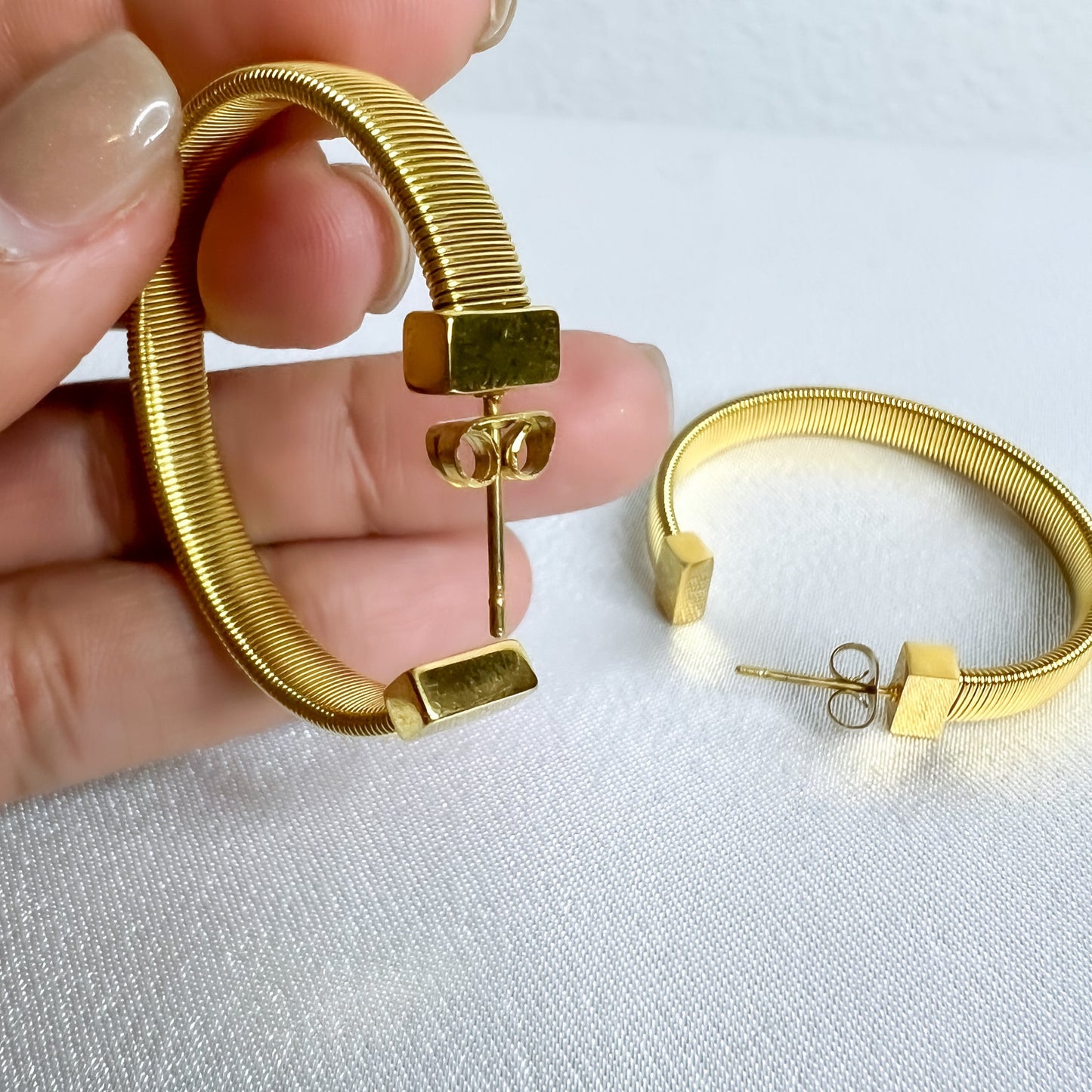 GOLD ELEGANT HOOPS