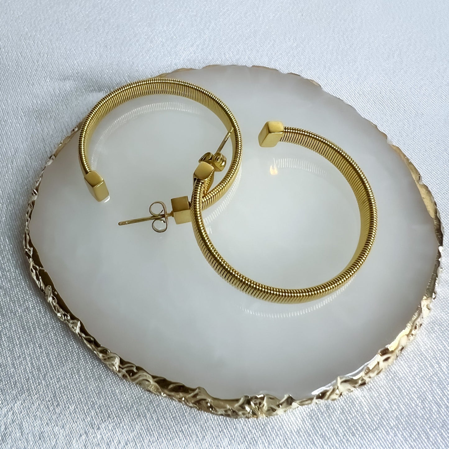 GOLD ELEGANT HOOPS