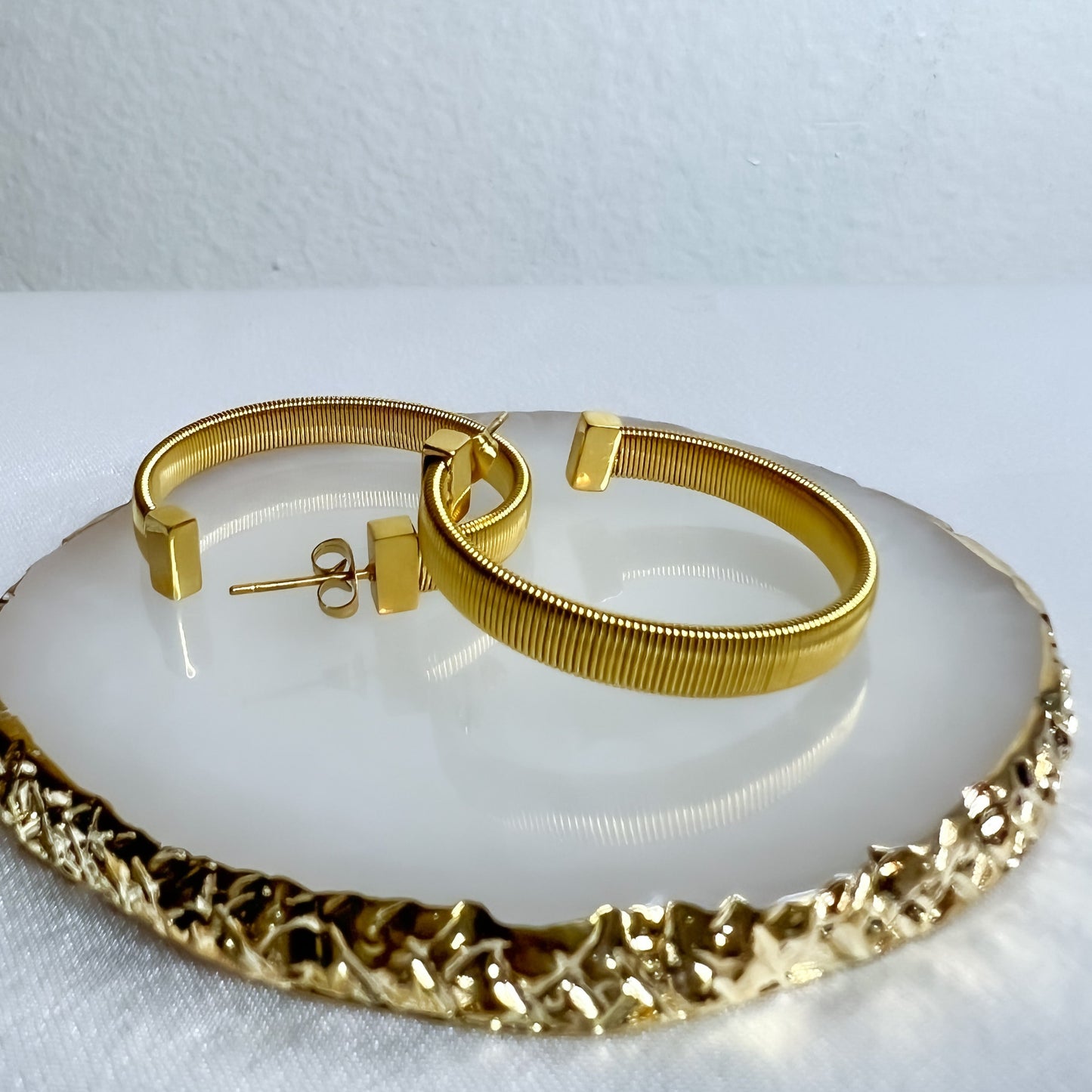 GOLD ELEGANT HOOPS