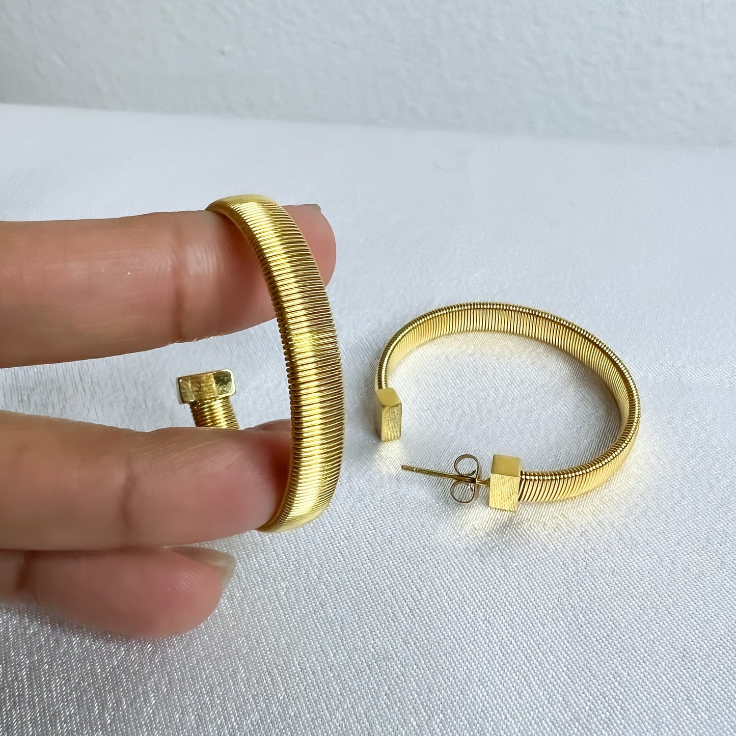 GOLD ELEGANT HOOPS