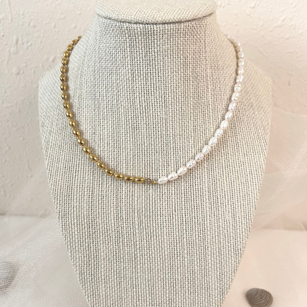 GOLD AND PEARLS NECKCLACE