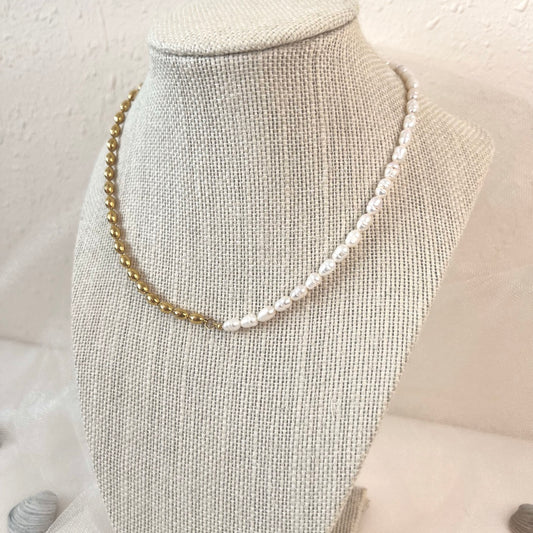 GOLD AND PEARLS NECKCLACE