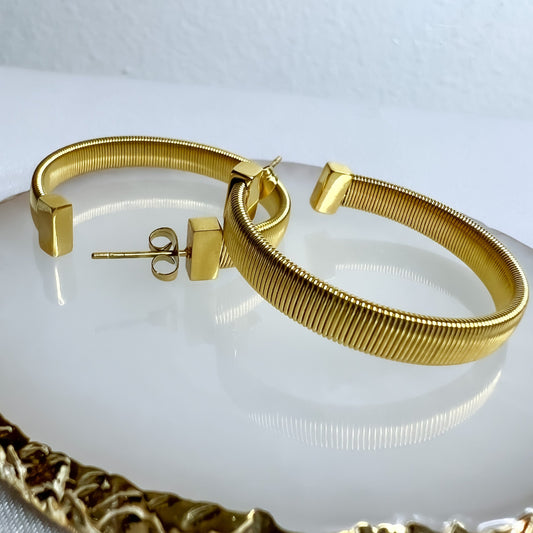 GOLD ELEGANT HOOPS